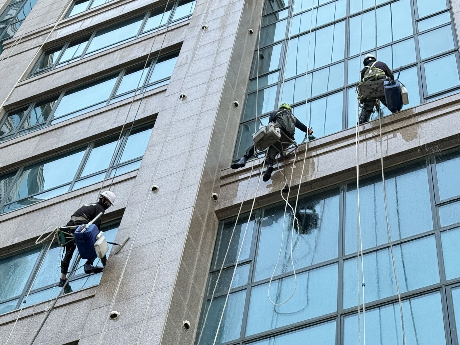 건물 외벽 청소, 로프 작업과 고소 장비는 어떻게 선택할까?